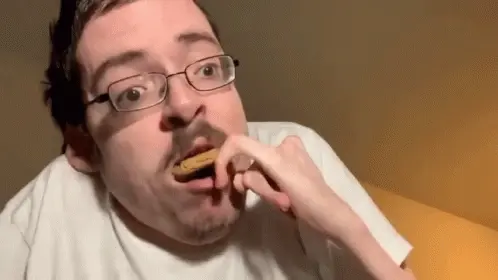 Persona comiendo galletas